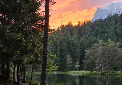 der waldsee bei mösern in tirol bei sonnenuntergang