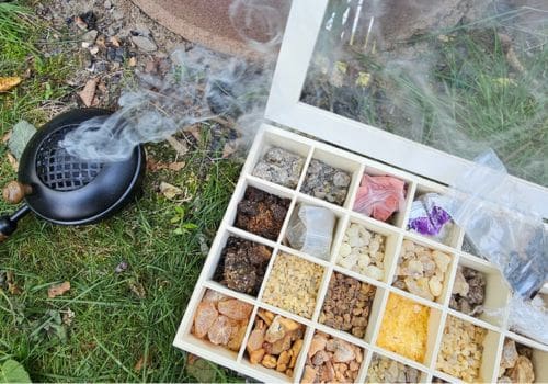 eine große räucherbox und rauchende räucherschale